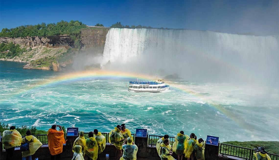 ĐIỀU GÌ HÌNH THÀNH NÊN GIÁ TRỊ CỦA CANADA?